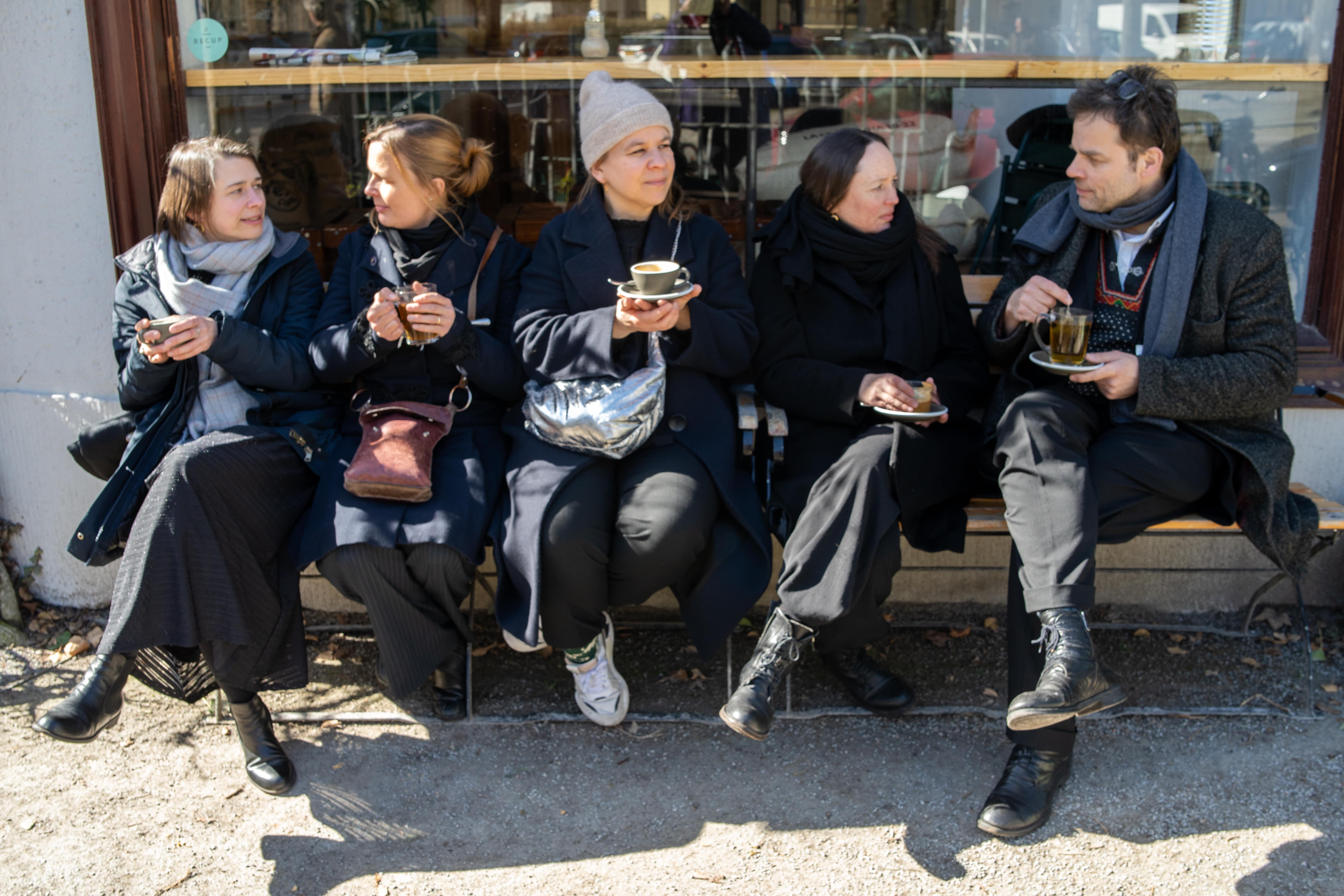 Gruppenbild beim Kaffee trinken